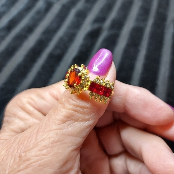 Gorgeous red stone , 925 silver in gold setting. Cubic zirconia around stone - Picture 3 of 13